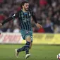 Pemain Southampton, Manolo Gabbiadini (kanan) mencoba melewati pemain Swansea City, Ki Sung-yueng pada lanjutan Premier League di Liberty Stadium, Swansea, (8/5/2018). Swasea City kalah dari Soton 0-1.  (Nick Potts/PA via AP)