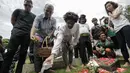 Aktor Reza Rahadian menyiramkan air di makam Benyamin Sueb di Karet Bivak, Jakarta, Jumat (26/1). Sebelum benar-benar menayangkan filmnya, Reza Rahadian dan para pemain lain berziarah ke makam Benyamin. (Liputan6.com/Faizal Fanani)