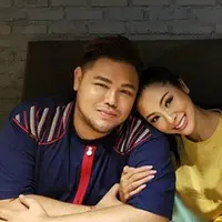 Kemesraan perancang busana kondang, Ivan Gunawan dengan kekasih barunya bernama Faye Malisorn. Menurut Ivan, dirinya juga menggandeng Malisorn untuk menjadi model iklan dari produk kosmetik miliknya. (Instagram/@ivan_gunawan)