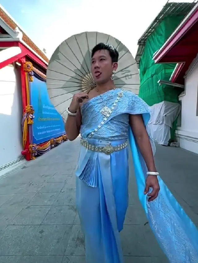 Potret Denny Sumargo Pakai Baju Tradisional Wanita Thailand (credit: instagram/sumargodenny)