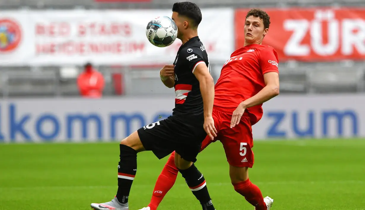 Pemain Bayern Munchen, Benjamin Pavard, berebut bola dengan pemain Fortuna Duesseldorf, Erik Thommy, pada laga Bundesliga di Allianz Arena, Sabtu (30/5/2020). Bayern Munchen menang 5-0 atas Fortuna Duesseldorf. (AP/Christof Stache)