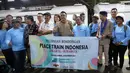 Ketua Umum Gerakan Angkatan Muda Kristen Indonesia yang juga Wakil Ketua Komisi IV DPR Michael Wattimena berfoto bersama dengan peserta Peace Train di Stasiun Gambir, Jakarta, jumat (3/9). (Liputan6.com/JohanTallo)