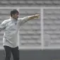 Pelatih Timnas Indonesia U-23, Indra Sjafri, memberikan instruksi saat latihan di Stadion Madya, Jakarta, Rabu (13/3). Latihan ini merupakan persiapan jelang Kualifikasi Piala AFC U-23. (Bola.com/Vitalis Yogi Trisna)
