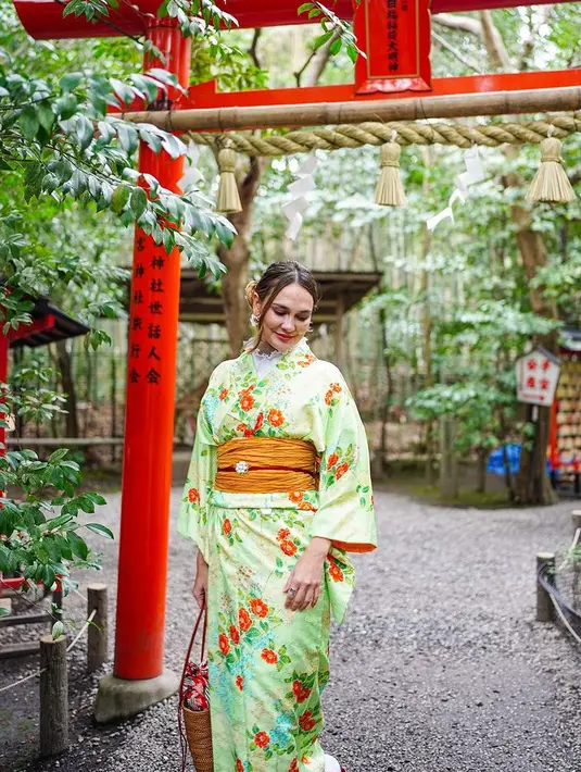 Luna juga mengunjungi berbagai tempat populer, juga menyantap berbagai kuliner. [Foto: Instagram/lunamaya]