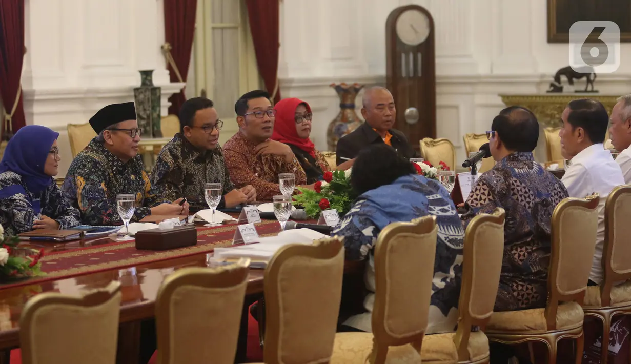 Presiden Joko Widodo atau Jokowi (kedua kanan) memimpin ratas penanganan banjir di Istana Merdeka, Jakarta, Rabu (8/1). Jokowi meminta Gubernur DKI Jakarta Anies Baswedan, Gubernur Jabar Ridwan Kamil hingga Gubernur Banten Wahidin Halim mengevaluasi penanganan banjir. (Liputan6.com/Angga Yuniar)