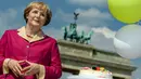 Perayaan ulang tahun ke 60 Kanselir Jerman, Angela Merkel, ditandai kemunculan patung lilin di depan gerbang Brandenburg di Berlin, (16/7/2014). (AFP PHOTO/Clemens Bilan)
