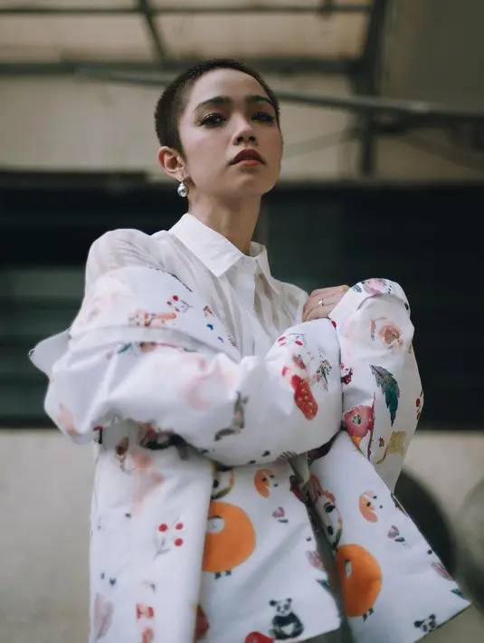 Gayanya yang nyentrik menjadi ciri khas seorang Tanayu. Saat menjadi bintang tamu di Fame Talks Fimela, beberapa waktu lalu, Tanayu bicara soal stigma cantik seorang perempuan.  (Instagram/tanayudjanuismadi)