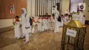 Murid TK jalan berbaris saat mengikuti edukasi manasik haji anak di Masjid At-Tin, Jakarta, Selasa (28/2/2023). Manasik haji yang diikuti puluhan murid TK se-Kecamatan Pasar Rebo tersebut dalam rangka mengenalkan rukun Islam kelima yakni ibadah haji serta tata cara melaksanakannya kepada anak sejak usia dini. (Liputan6.com/Faizal Fanani)