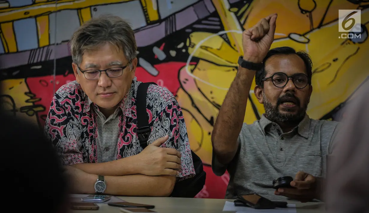 Direktur Kantor Hukum dan HAM Lokataru Haris Azhar (kanan) didampingi aktivis HAM Andreas Harsono saat konferensi pers ‘Menagih Janji Gubernur Mengambil Alih Pengelolaan Air Jakarta’ di Jakarta, Rabu (3/4). (Liputan6.com/Faizal Fanani)