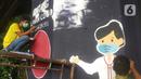 Mahasiswa melukis mural bertemakan sosialisasi pencegahan Covid-19 di kolong jalan tol dalam kota, Kebun Nanas, Jakarta, Jumat (4/12/2020). Kegiatan sekitar 90 tiang kolong tol sepanjang jalan MT Haryono ini difasilitasi Satgas Covid-19. (merdeka.com/Arie Basuki)