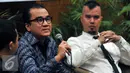 Politisi Partai Golkar, Tantowi Yahya (kiri) bersama Balon Gubernur DKI Jakarta, Ahmad Dhani saat menjadi pembicara diskusi, di Jakarta, Selasa (16/3). Diskusi membahas "Perlukah Artis dan seniman Berpolitik". (Liputan6.com/Johan Tallo)