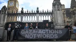 Dalam aksi yang dilakukan sepanjang hari, organisasi non-pemerintah Choose Love Europe membacakan nama-nama lebih dari 15.000 anak yang terbunuh di Gaza. (Justin TALLIS/AFP)