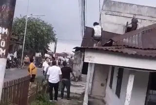 Bak film aksi, tersangka mencoba menjadi Spiderman gadungan dengan meloncati atap rumah warga sebelum diringkus polisi pada Senin, 6 April 2026 sore. (Foto: Istimewa)