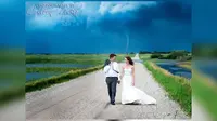 Foto pernikahan berlatar belakang tornado. (Oddee)