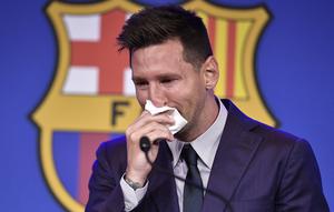 Lionel Messi menangis saat mengucapkan selamat tinggal kepada Barcelona. (AFP/Pau Barrena)