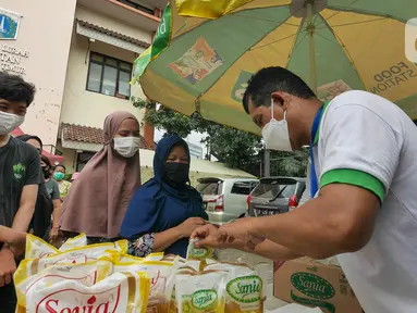 Warga membeli sembako murah di Kantor Kelurahan Cililitan, Jakarta, Rabu (2/2/2022). Pasar murah ini menyediakan minyak goreng dengan harga subsidi yakni Rp 14.000 per liter, beras 5kg dengan harga Rp 55.000 serta telur, susu UHT, gula pasir dan tepung terigu. (Liputan6.com/Herman Zakharia)