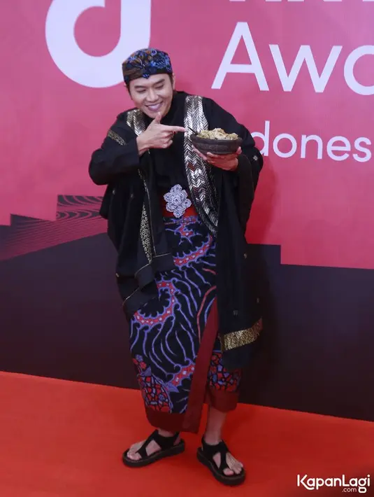 <p>Rafael Tan tampil sangat unik di acara TikTok Awards Indonesia 2023. Pasalnya ia membawa seblak coet yang membuatnya viral. [Foto: KapanLagi.com/Bayu Herdianto]</p>