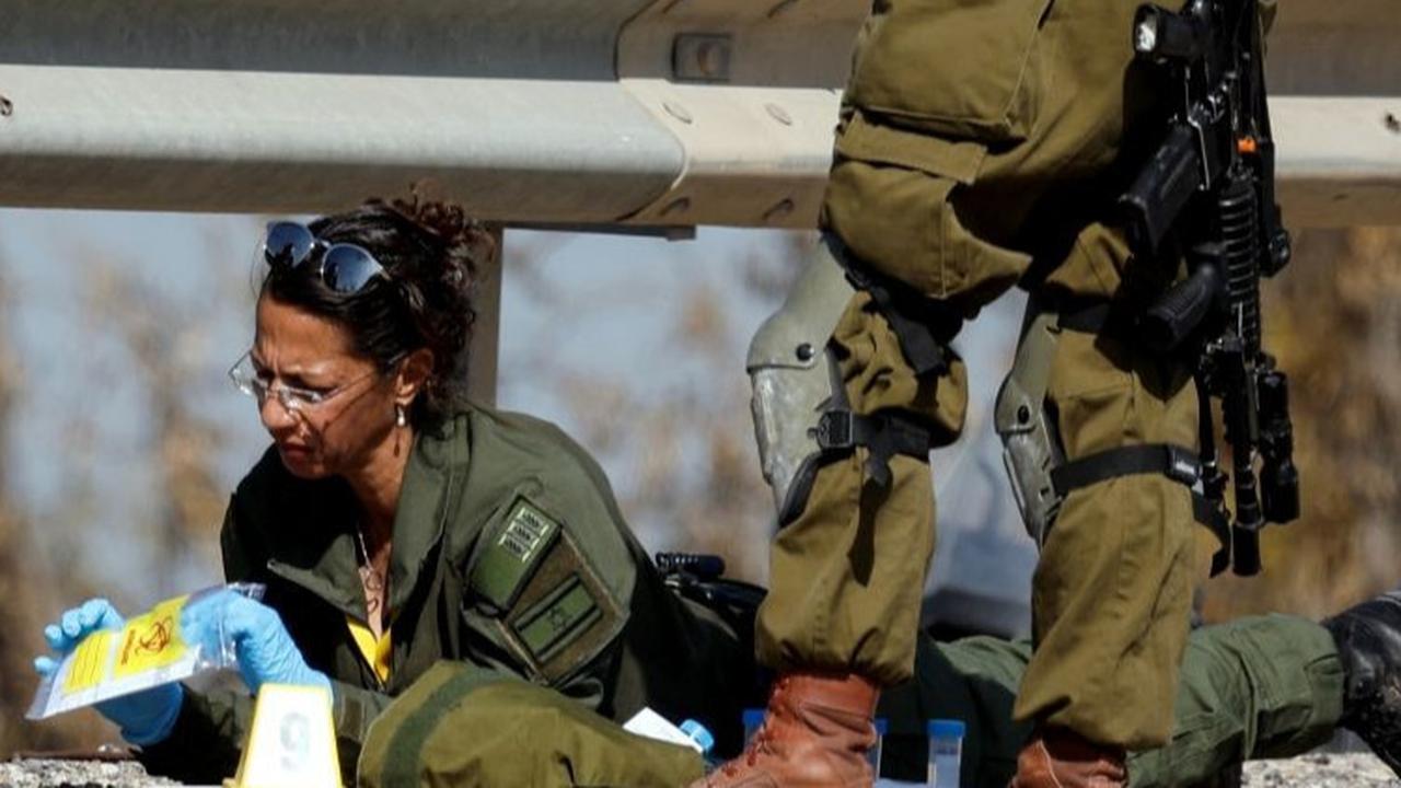 Hamas mengatakan, pihaknya menghindari menyerang atau melukai warga sipil karena itu adalah komitmen agama dan moral para pejuang sayap militer Hamas, Brigade Al-Qassam.<br>(Foto REUTERS / Amir Cohen)<br>