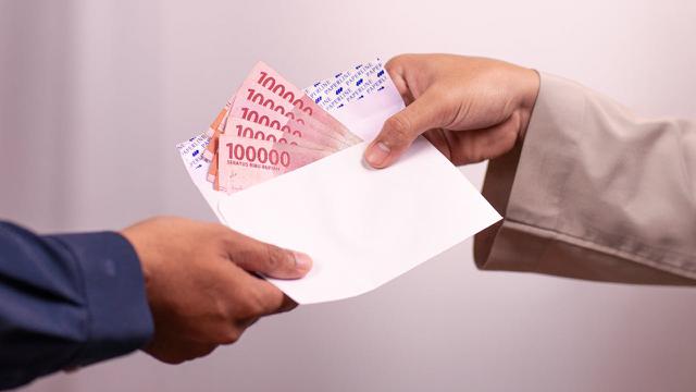 Ilustrasi uang rupiah, bansos, THR
