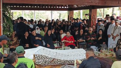 Momen Megawati Menunggu di Samping Pusara Guruh Soekarnoputra