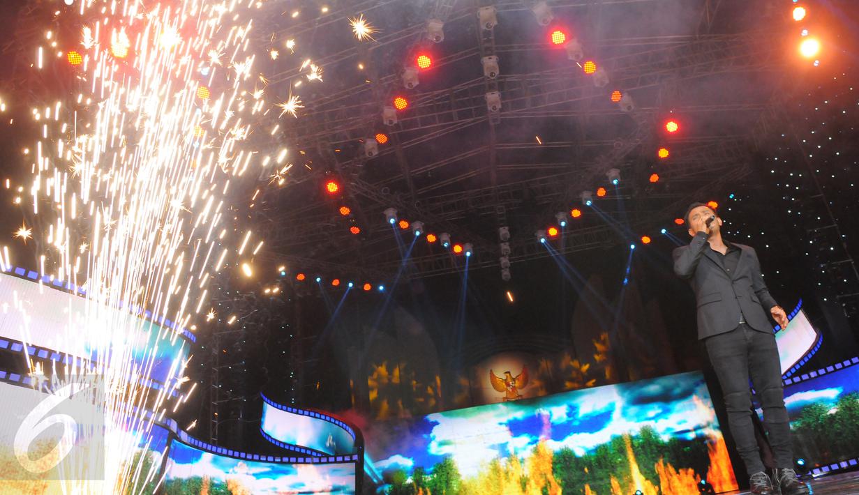 Penyanyi Judika Nalon Abadi Sihotang atau biasa dipanggil Judika menjadi salah satu pengisi acara malam puncak Festival Film Bandung (FFB) 2014 yang digelar pada 13 September 2014. (Liputan6.com/Panji Diksana) 