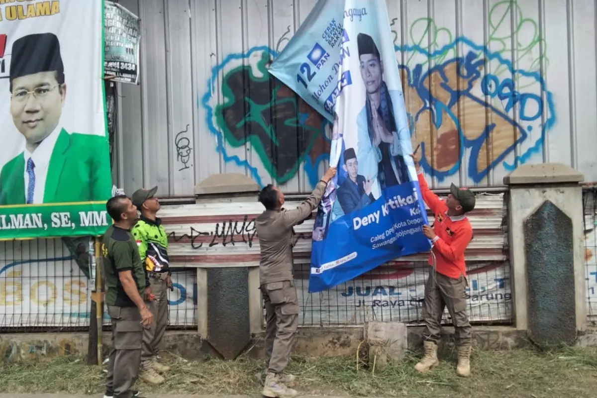 Satpol PP Kota Depok Tertibkan Spandul Parpol