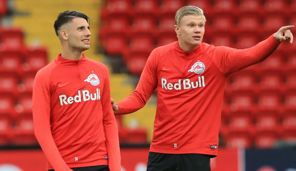 Penyerang Red Bull Salzburg, Erling Haaland (kanan) saat mengikuti sesi latihan tim di stadion Anfield, Inggris (1/10/2019). Red Bull Salzburg akan bertanding melawan Liverpool pada grup E Liga Champions. (AFP Photo/Lindsey Parnaby)