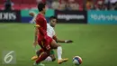 Bek timnas Indonesia U-23, Manahati Lestaluhu (kanan) berusaha menahan Thanh Hien Nguyen (Vietnam) di laga perebutan tempat ketiga Sepak Bola SEA Games 2015 di National Stadium Singapura (15/6/2015). Indonesia kalah 0-5. (Liputan6.com/Helmi Fithriansyah)