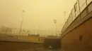 <p>Kendaraan melaju di jalan di ibu kota Irak, saat debu tebal akibat badai pasir menyelimuti kota itu, pada Senin (23/5/2022). Irak menutup bandara dan gedung-gedung publik saat badai pasir -- yang kesembilan sejak pertengahan April -- melanda negara itu, kata pihak berwenang. (Sabah ARAR / AFP)</p>