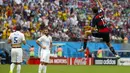 Pemain depan Timnas Jerman, Thomas Mueller (kanan) melompat merayakan golnya ke gawang AS di laga penutup penyisihan Piala Dunia 2014 Grup G di Stadion Pernambuco, Recife, Brasil, (26/6/2014). (REUTERS/Brian Snyder)