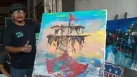 Wong Artha pelukis asal Cirebon melukis dengan menggunakan jari tangan mengaku lebih bebas dalam setiap obejk yang akan dilukis. Foto (Liputan6.com / Panji Prayitno)