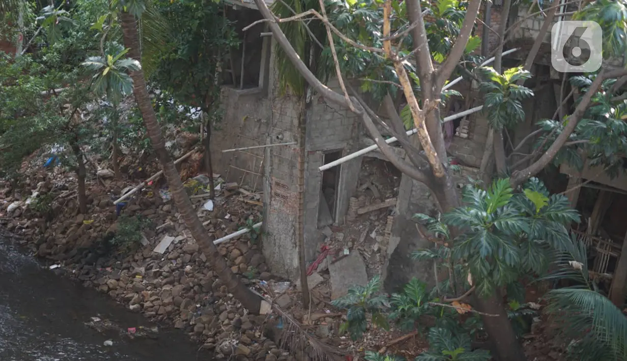 Bangunan rumah warga berdiri di sepanjang bantaran Kali Cijantung di Jakarta Timur, Selasa (20/11/2019). Meskipun berbahaya, namun sebagian warga nekat mendirikan bangunan di bantaran kali yang dapat longsor sewaktu-waktu tersebut. (Liputan6.com/Immanuel Antonius)