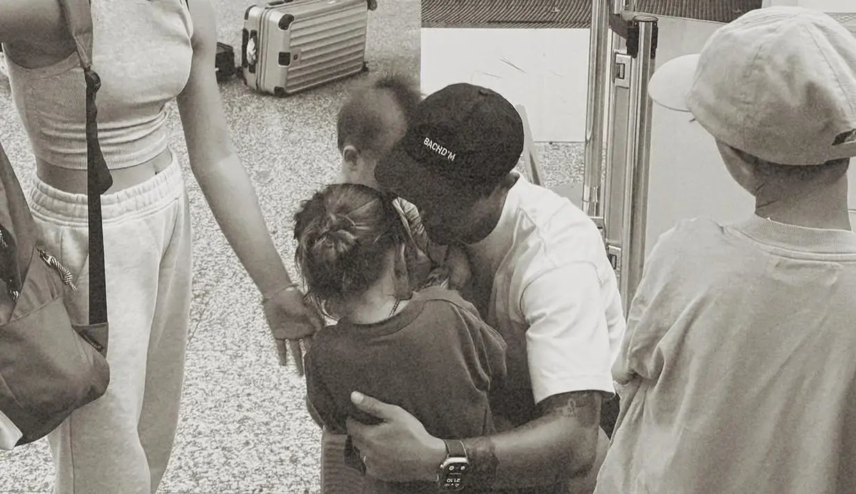 Jennifer Bachdim pergi ke London dengan empat anaknya tanpa didampingi Irfan Bachdim. [Foto: Instagram/jenniferbachdim]