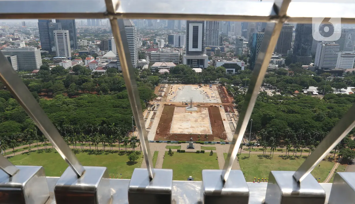 Suasana revitalisasi  taman sisi selatan Monunem Nasional, Jakarta, Rabu (29/1/2020). Berdasarkan hasil rapat koordinasi bersama DPRD DKI Jakarta, Sekretaris Daerah (Sekda) DKI Jakarta Saefullah memutuskan menghentikan sementara proyek revitalisasi kawasan Monas. (Liputan6.com/Herman Zakharia)