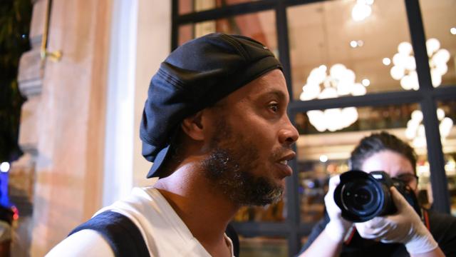 Eks Bintang Barcelona Ronaldinho Positif COVID-19