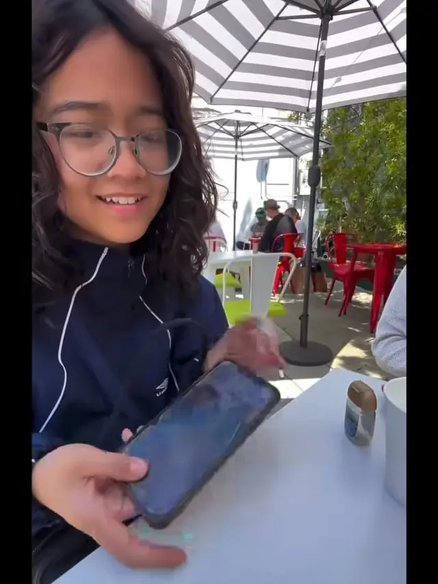 Potret kondisi handphone Cinta Kuya (Sumber: Instagram/@kuyentertainment)