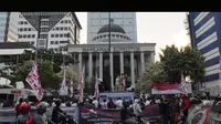 Aksi pendukung Prabowo-Hatta berdemo di depan gedung Mahkamah Konstitusi (MK) sempat membuat jalan menjadi macet, Jakarta, Jumat (25/7/2014) (Liputan6.com/Andrian M Tunay)