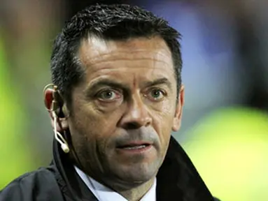Hull City&#039;s Phil Brown, Manager of Hull City watches before kick off against Chelsea during a Premier League game at the KC Stadium in Hull, England, on October 29, 2008. AFP PHOTO/IAN KINGTON