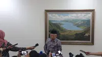 Wakil Presiden Ma'ruf Amin saat menjawab pertanyaan para wartawan di Kantor Presiden, Jalan Veteran, Jakarta. (Liputan6.com/Radityo Priyasmoro)