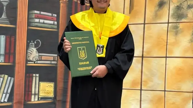 Momen Wisuda Anak Suty Karno, Penuh Haru dan Kebanggaan
