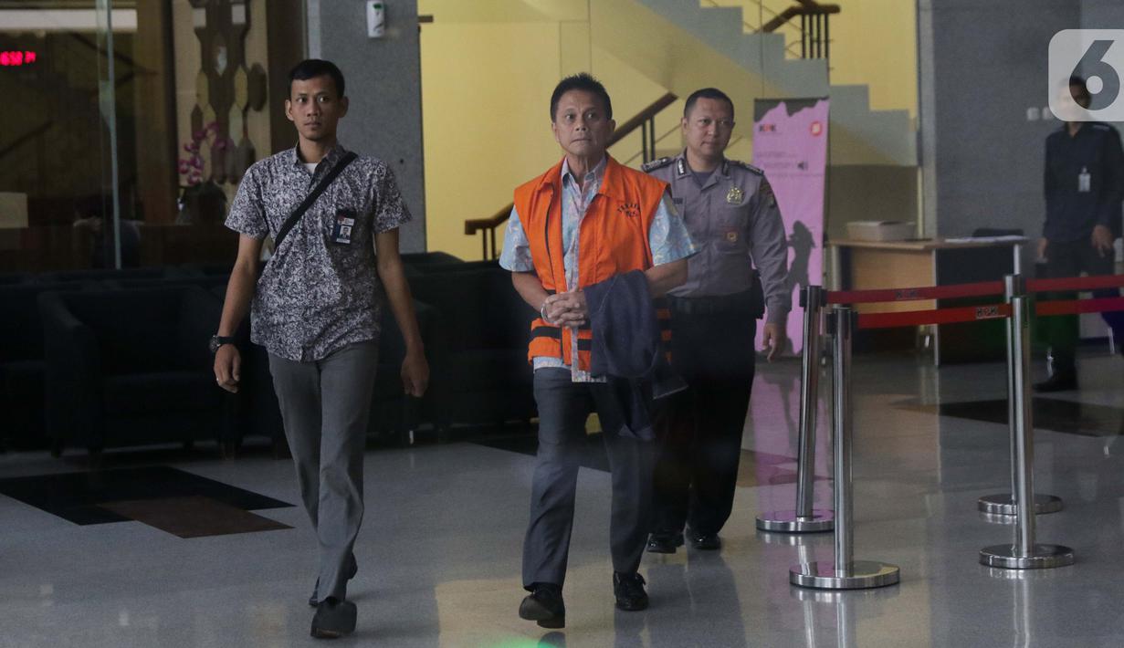 Tersangka kasus dugaan suap pengadaan mesin Rolls-Royce untuk pesawat Airbus milik Garuda Indonesia pada periode 2005-2014, Soetikno Soedarjo (kedua kiri) usai menjalani pemeriksaan lanjutan di Gedung KPK, Jakarta, Selasa (8/10/2019). (Liputan6.com/Helmi Fithriansyah)