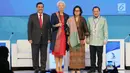 Menko Kemaritiman Luhut Pandjaitan, Direktur Pelaksana IMF Christine Lagarde, Menkeu Sri Mulyani dan Gubernur BI Agus Martowardojo berfoto bersama saat pembukaan High - Level International Conference di Jakarta, Selasa (27/2). (Liputan6.com/JohanTallo)