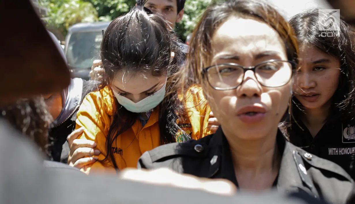 Artis sekaligus tersangka kasus narkoba Jennfer Dunn tiba di Kejaksaan Negeri Jakarta Selatan, Kamis (15/3). Ditresnarkoba Polda Metro Jaya melimpahkan tersangka Jennifer Dunn dan barang bukti ke Kejari Jaksel. (Liputan6.com/Faizal Fanani)