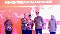 Direktur Jenderal (Dirjen) Bina Keuangan Daerah (Keuda) Kemendagri Agus Fatoni mewakili Menteri Dalam Negeri (Mendagri) Muhammad Tito Karnavian menerima penghargaan Digital Government Award 2023 dari Kementerian Pendayagunaan Aparatur Negara dan Reformasi Birokrasi (KemenPANRB) (Istimewa)