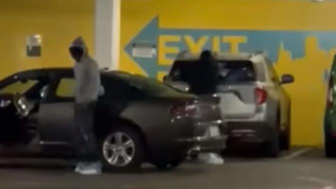 <p>Video viral perampokan mobil WNI di luar negeri.</p>