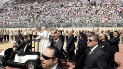 Paus Fransiskus menyapa warga mesir di stadion militer Kota Kairo, Mesir, (29/4). Kunjungan bersejarah Paus Fransiskus dimaksudkan untuk menunjukkan persatuan dengan minoritas Kristen di Mesir. (AP Photo/Gregorio Borgia)