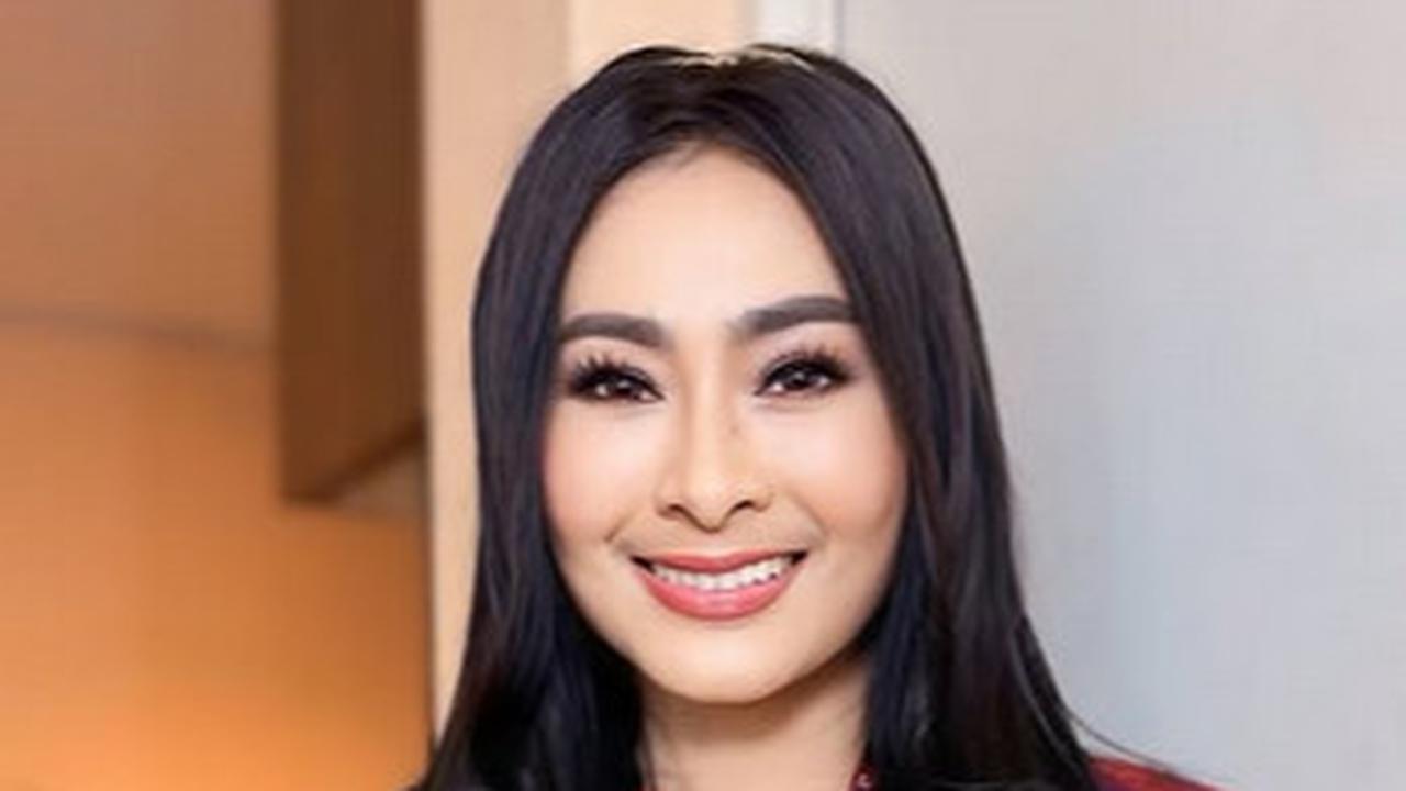 Potret Iis Dahlia Usai Facelift di Korea, Makin Cantik & Awet Muda di Usia 53 Tahun - Raffi Ahmad Salfok Bahas Kumis