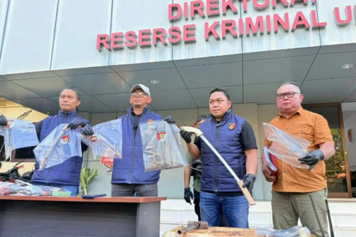 Polda Sulawesi Utara (Sulut) menggerebek rumah produksi senjata tajam ilegal di Minahasa Utara, Sulawesi Utara. (Dok. Antara)