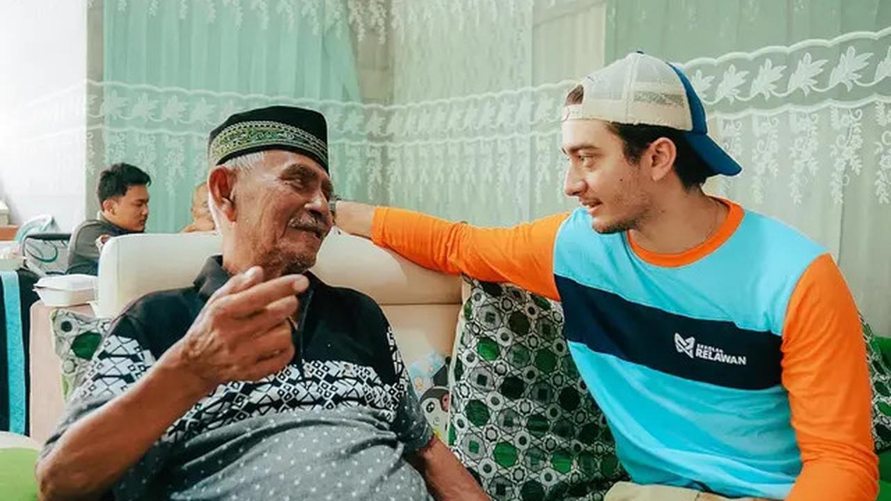 6 Potret Bryan Domani Jadi Relawan di Panti Wreda, Bahagia Berbagi Cerita dengan Lansia