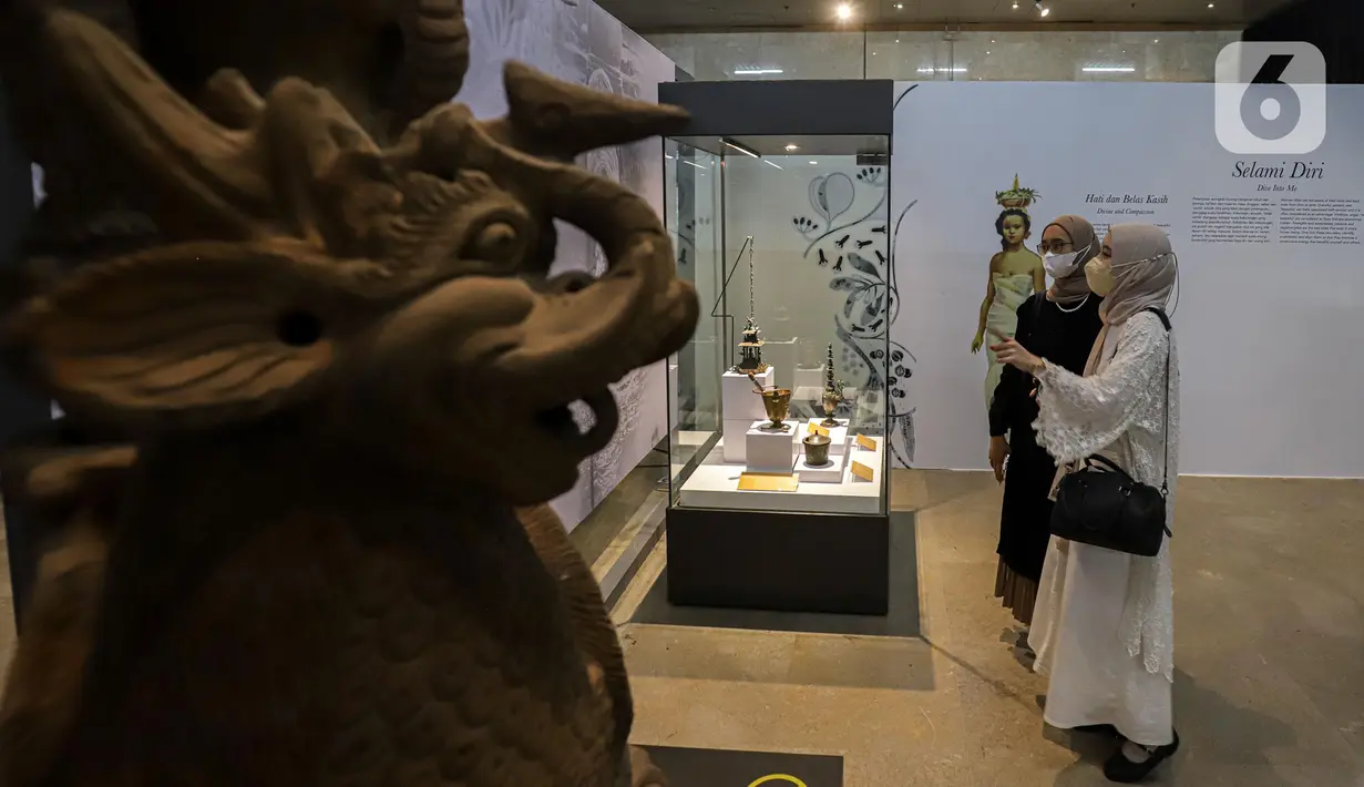 Pengunjung saat melihat pameran The Truth Inside You: Alunan Kisah Tentang Perempuan di Museum Nasional, Jakarta, Sabtu (7/1/2023). Pameran The Truth Inside You yang berlangsung hingga 15 Januari mendatang merupakan sarana edukasi kepada masyarakat bahwa peran perempuan sangat besar bagi Indonesia sejak berabad silam. (Liputan6.com/Faizal Fanani)